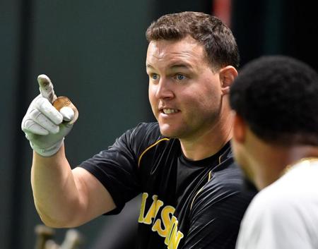 　マルテ（手前）と話をするサンズ