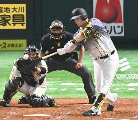 　４回、左中間へソロを放つサンズ