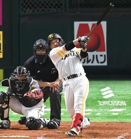 　２回ソフトバンク、無死満塁、満塁弾を放つソフトバンク・甲斐拓也（撮影・飯室逸平）