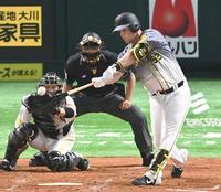 　４回、左中間へソロを放つサンズ