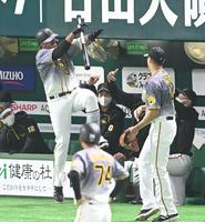 　１回、先制ソロを放ち飛び上がって喜ぶ阪神・マルテ（撮影・飯室逸平）