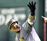 　１回、先制ソロを放った阪神・マルテはベンチ前で雄叫びをあげる（撮影・田中太一）