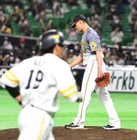 　２回、ソフトバンク・甲斐（手前）に満弾を許す阪神・チェン＝ペイペイドーム（撮影・田中太一）