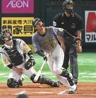 　６回、左越えに２ランを放つ阪神・陽川（撮影・飯室逸平）