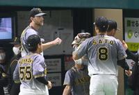 　５回、好返球でピンチを救った阪神・佐藤輝（８）を迎えるガンケル（左）（撮影・飯室逸平）