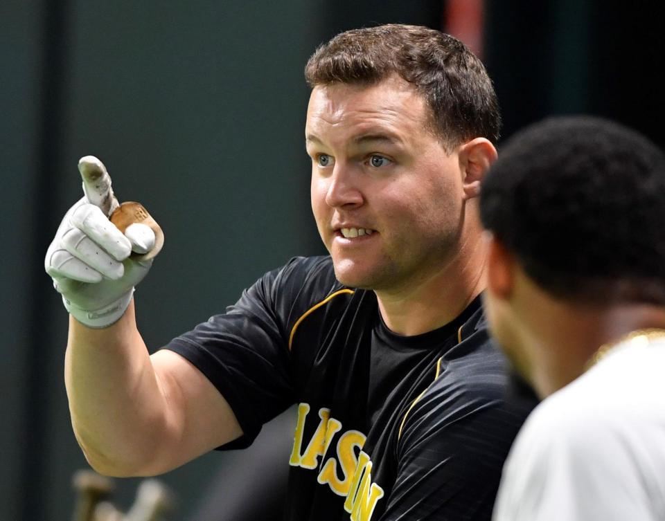 　マルテ（手前）と話をするサンズ