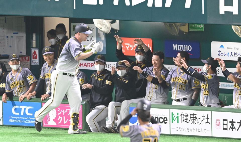 　４回、サンズのソロにハッピーハンズで盛り上がる阪神ナイン