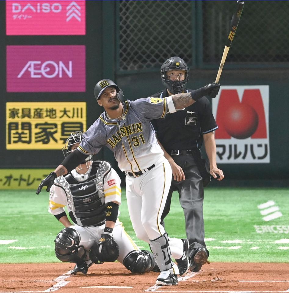 　１回、左越えに先制ソロを放つ阪神・マルテ（撮影・飯室逸平）