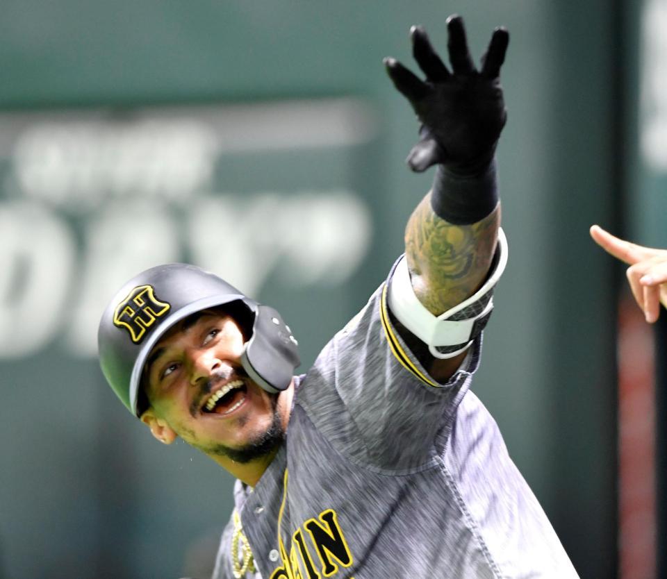 　１回、先制ソロを放った阪神・マルテはベンチ前で雄叫びをあげる（撮影・田中太一）