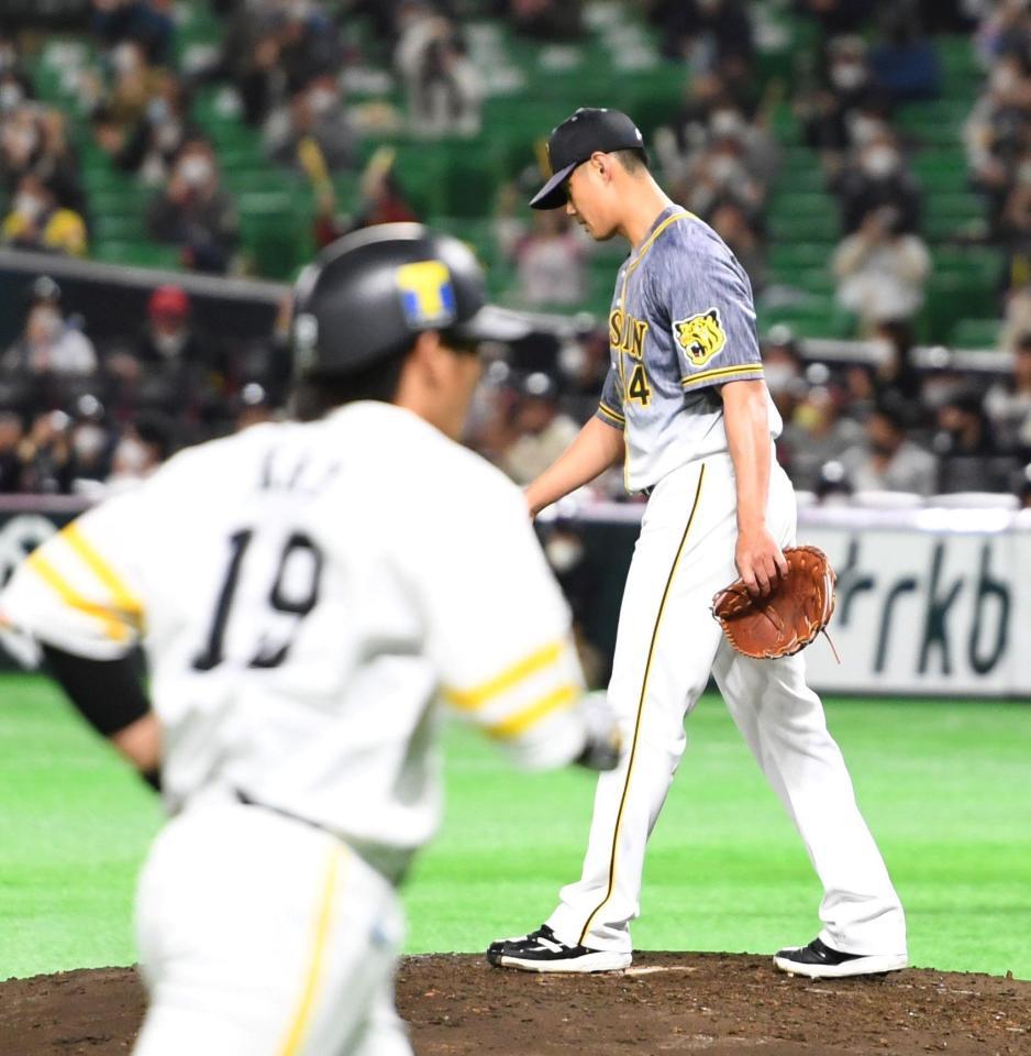 　２回、ソフトバンク・甲斐（手前）に満弾を許す阪神・チェン＝ペイペイドーム（撮影・田中太一）