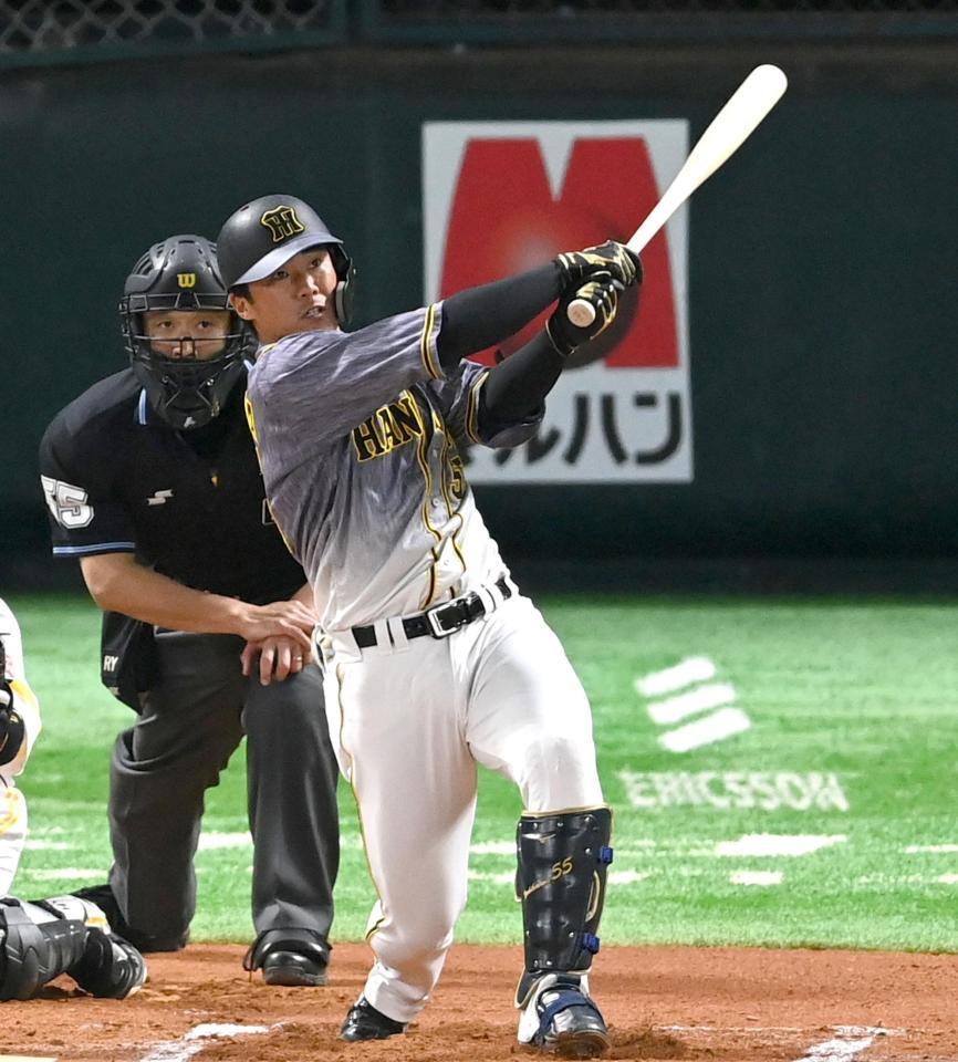 　６回、２ランを放つ阪神・陽川（撮影・飯室逸平）