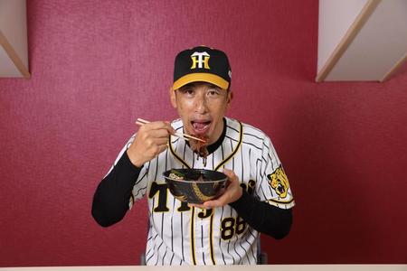 ビビンバ丼をほおばる矢野監督（阪神甲子園球場提供）