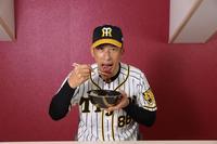 ビビンバ丼をほおばる矢野監督（阪神甲子園球場提供）