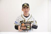 矢野監督の新！豪華ハラミ焼肉スペシャルＷを手にする矢野監督（阪神甲子園球場提供）