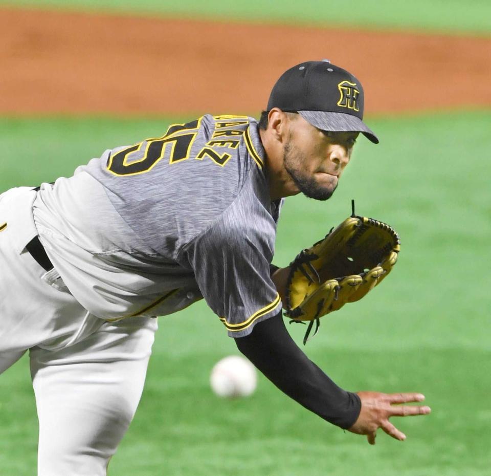 　８回を無失点に抑えるスアレス（撮影・田中太一）