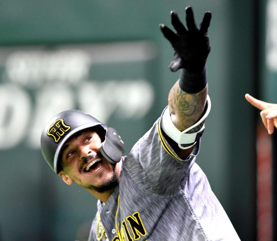 　１回、先制ソロを放ったマルテはベンチ前で雄叫びをあげる（撮影・田中太一）