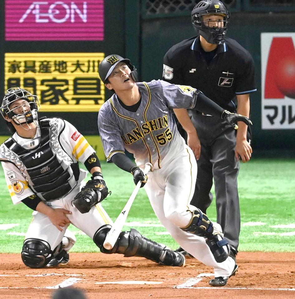 　６回、左越えに２ランを放つ陽川（撮影・飯室逸平）