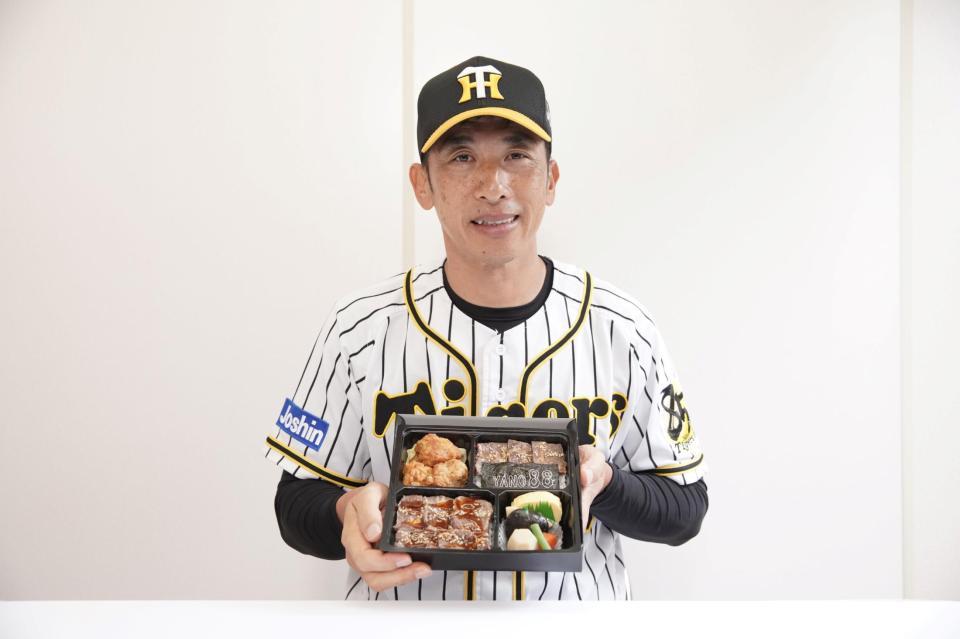 矢野監督の新！豪華ハラミ焼肉スペシャルＷを手にする矢野監督（阪神甲子園球場提供）