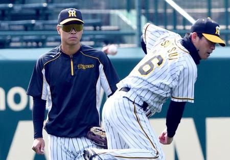 　守備練習で筒井コーチの動きを見る佐藤輝（撮影・田中太一）