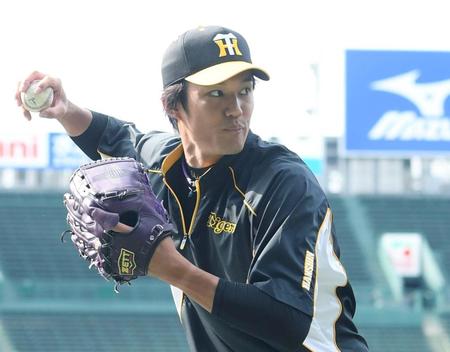 　ノックを受け送球する藤浪（撮影・田中太一）