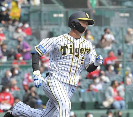 　１回、二塁打を放ち駆け出す近本（撮影・高部洋祐）