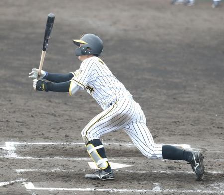 ７回　逆転の２点適時二塁打を放つ熊谷（代表撮影）