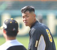 　髪を短く刈り上げた佐藤輝（撮影・高部洋祐）