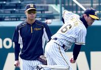 　守備練習で筒井コーチの動きを見る佐藤輝（撮影・田中太一）