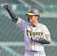 　４回、逆転の２点適時打を放ち、塁上でガッツポーズを決める板山（撮影・高部洋祐）