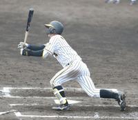 ７回　逆転の２点適時二塁打を放つ熊谷（代表撮影）