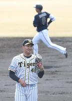 ３回、勝俣（右）に先制弾を浴びた秋山（代表撮影）