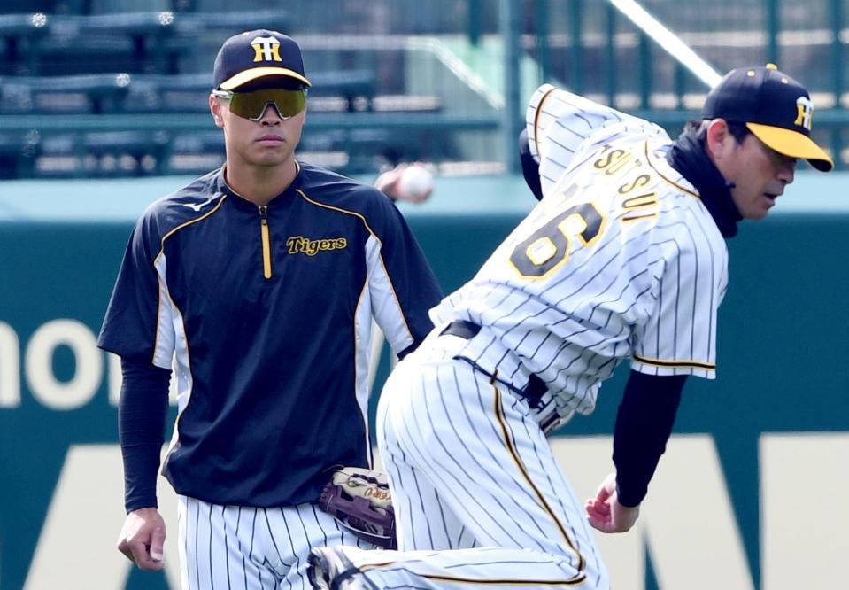 　守備練習で筒井コーチの動きを見る佐藤輝（撮影・田中太一）