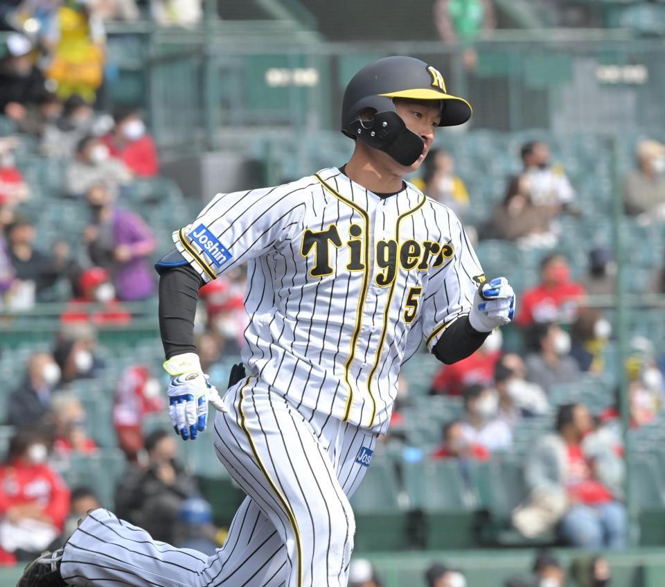 　１回、二塁打を放ち駆け出す近本（撮影・高部洋祐）