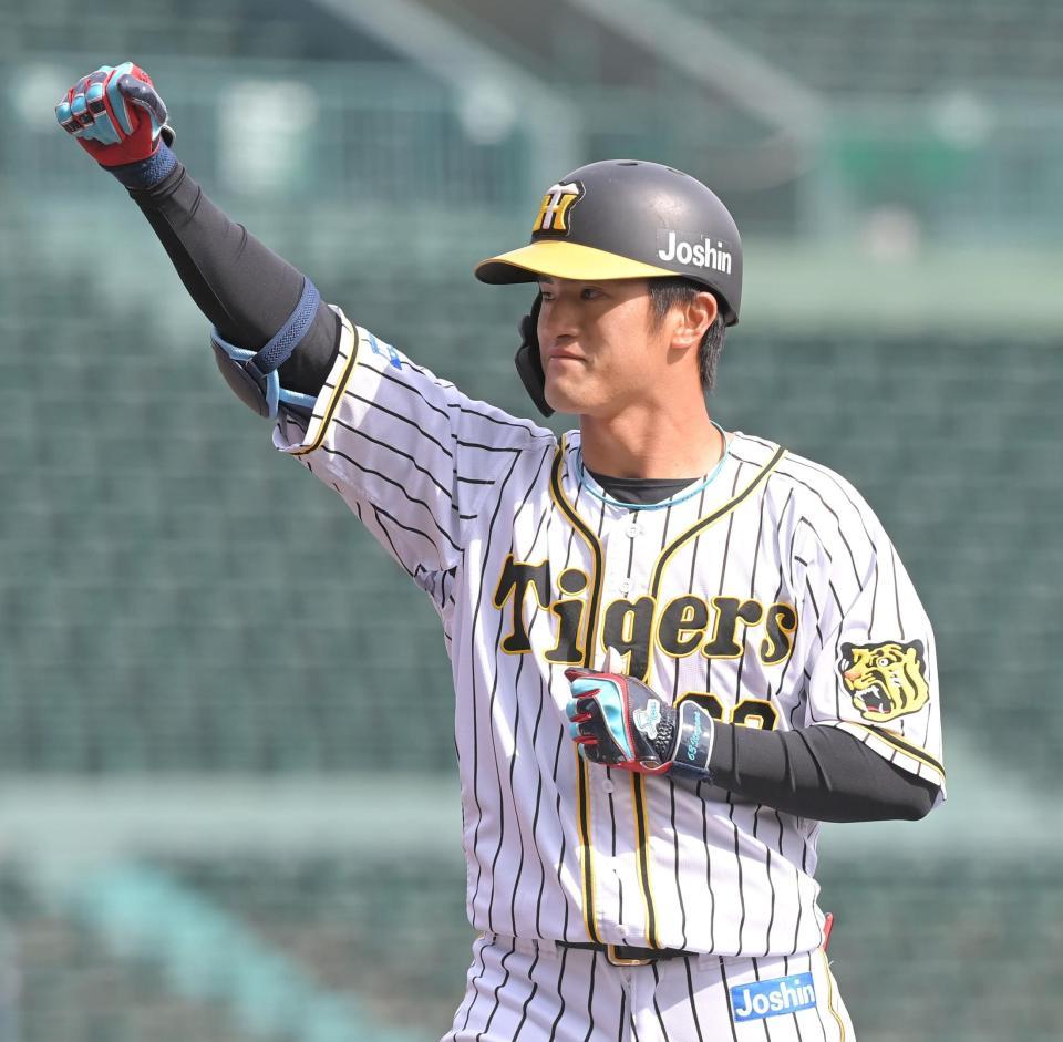 　４回、逆転の２点適時打を放ち、塁上でガッツポーズを決める板山（撮影・高部洋祐）