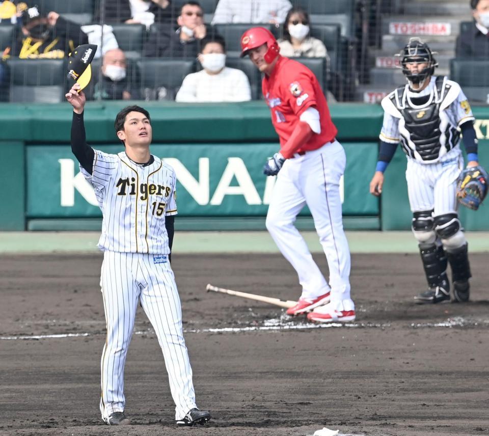 　３回、クロンに満塁弾を浴び、ぼうぜんと打球を見つめる西純（撮影・飯室逸平）