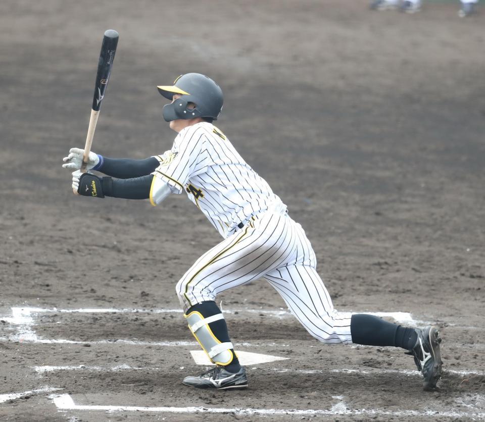 ７回　逆転の２点適時二塁打を放つ熊谷（代表撮影）