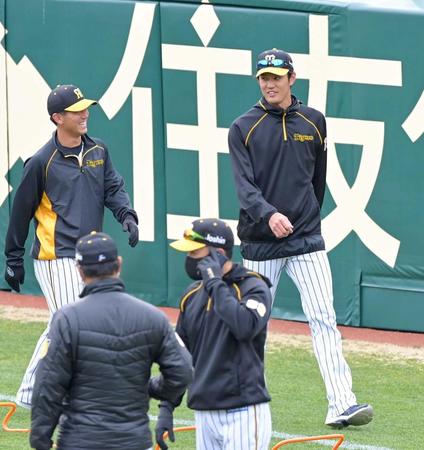 　試合前、伊藤将（左奥）と談笑する藤浪（右奥）。右手前は矢野監督
