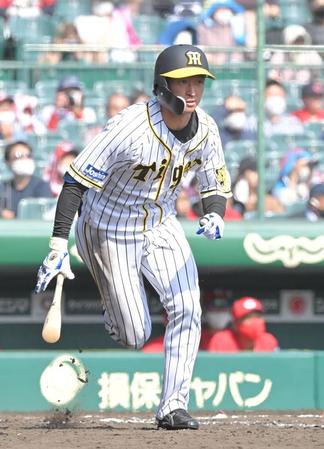 　３回、先制の適時二塁打を放ち駆け出す近本（撮影・高部洋祐）