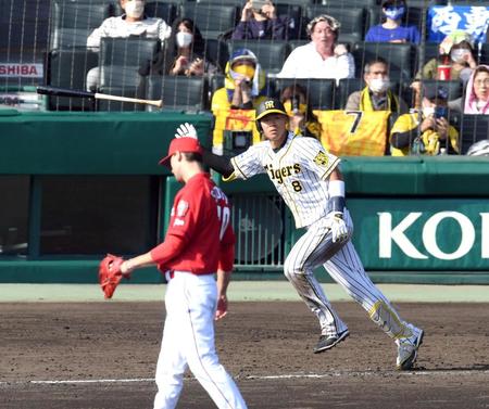 　５回、佐藤輝は左中間に２ランを放つ（撮影・山口登）