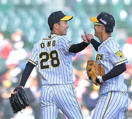 　８回表を投げ終え、木浪（右）とタッチを交わしながらベンチに戻る小野（撮影・高部洋祐）