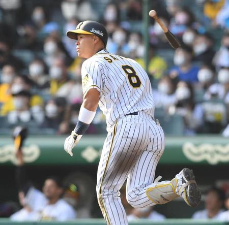 　５回、左越えへ２ランを放つ佐藤輝（撮影・田中太一）