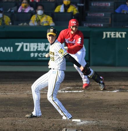 　８回、小野は西川の打球を背面でキャッチする（撮影・山口登）