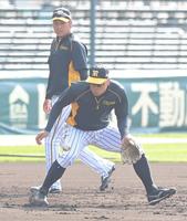 　試合前、大山（奥）と共にサードの位置でノックを受ける佐藤輝（撮影・高部洋祐）