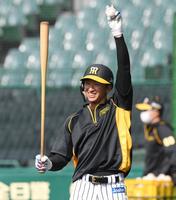 　ノックをする近本（撮影・田中太一）