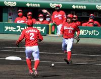 　２回、佐藤輝の飛球は風に流され、田中広と矢野の間に落ち安打となる（撮影・山口登）