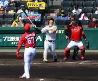 　２回、佐藤輝は三塁への飛球が内野安打となる（撮影・山口登）