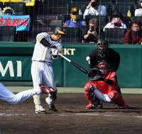 　５回、佐藤輝は左中間に２ランを放つ（撮影・山口登）