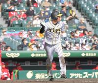 　５回、左中間に２ランを放ちバットを放り投げる佐藤輝（撮影・高部洋祐）