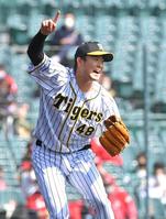 １回広島無死、広島・羽月の打球を指さす阪神・斎藤友貴哉＝甲子園（撮影・高部洋祐）