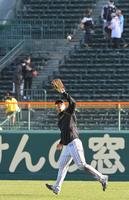 　試合後、フライ捕球の練習を行う佐藤輝（撮影・高部洋祐）